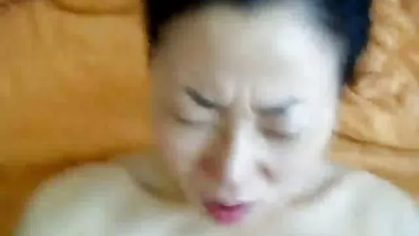 喝醉了赤裸裸哎呀性感的妻子他的阴茎看起来很小